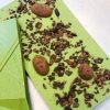 Шоколадная плитка с японским чаем матча, цельными и дроблеными какао бобами в шоколаде