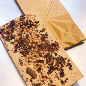 Шоколадная плитка GOLD с соленой карамелью в вафельных жемчужинах и колотыми обжаренными какао бобами