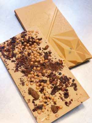 Шоколадная плитка GOLD с соленой карамелью в вафельных жемчужинах и колотыми обжаренными какао бобами