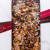 Шоколадная плитка из шоколада ручной работы "ФЬЮР" с добавлением светлого изюма, карамелизированного фундука и вафельных жемчужин.